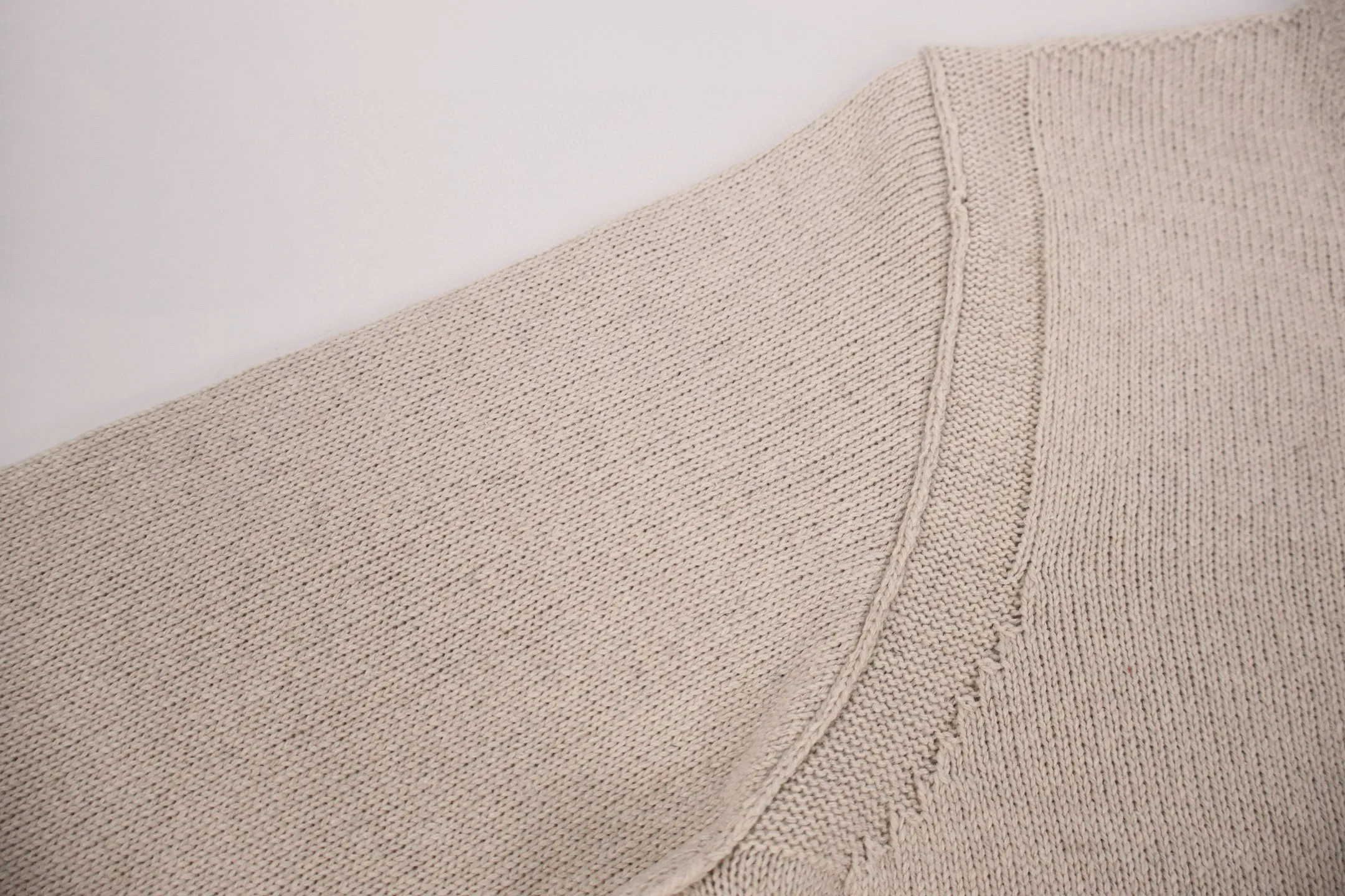 P450 [Exclusive supply] Stone island compass crew neck sweater (khaki). The original version was purchased for 2,488 and developed. The fabric is made of 80% sheep wool yarn blended with 20% nylon. The overall comfort is more skin-friendly than the original version. The YB upper body is particularly tight. We adjusted the overall feel and skin-friendly feeling based on the original wool yarn quality. It is more comfortable and breathable than the ZP upper body. There is no difference in stripes compared to the original version, and it can be done to achieve a full grade. Supports random detection of wool content to ensure that every piece customers get is of high quality. It also needs to be taken to the tatting factory for secondary processing. The Stone Island armband has straight and delicate overall wiring, comfortable and soft fabrics, and consistent colors with no color difference. It can be matched with the same style to create a fashionable look and control various occasions. Customized accessories, complete with three labels, the same style for men and women. Size:S-M-L-XL